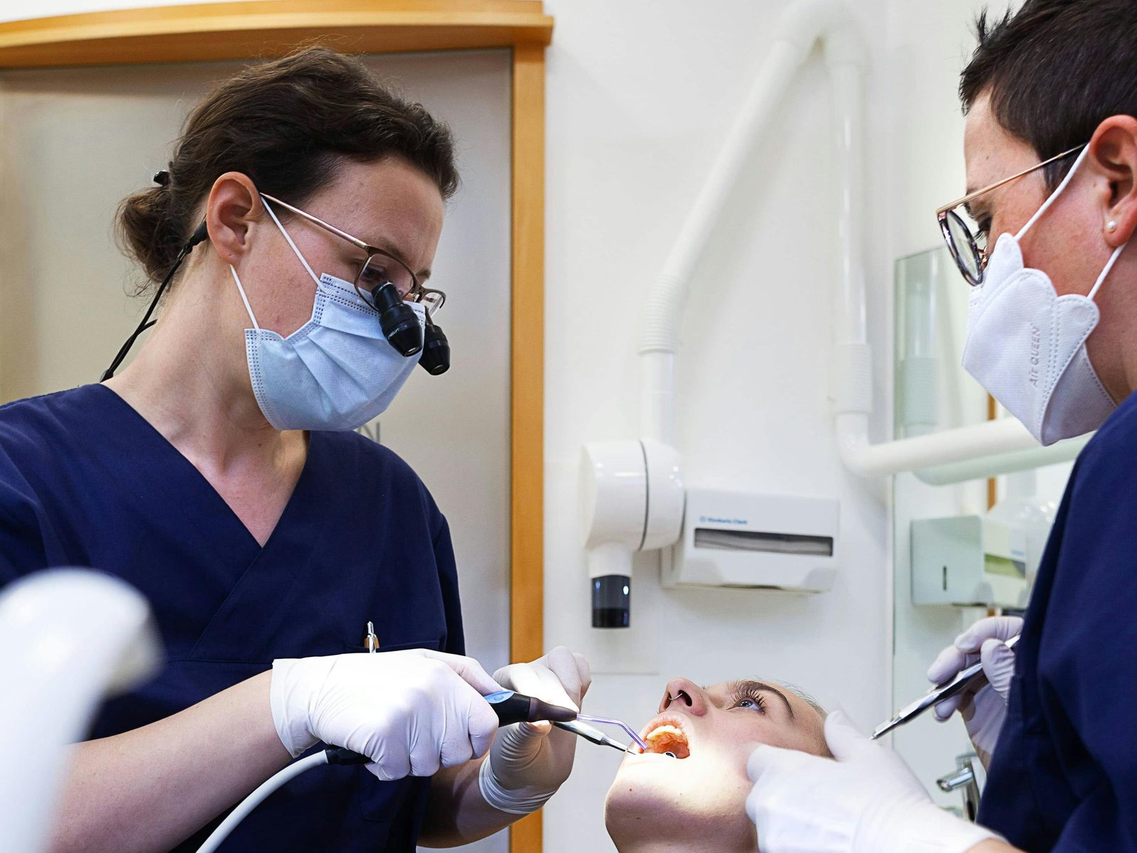 Team bei der Behandlung eines Patienten